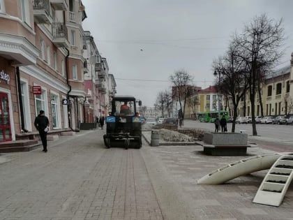 В Курске дорожные службы приводят в порядок проезжую часть после зимы