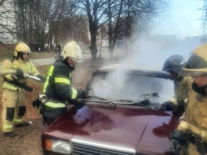 В Курске на улице 50 лет Октября загорелась машина