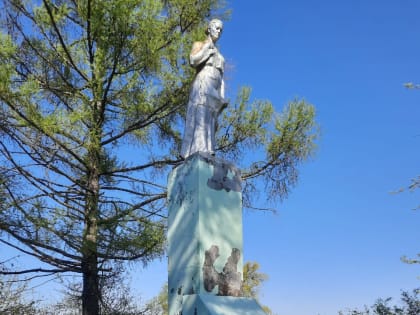 В Тазово партийные активисты ремонтируют памятный монумент воинам-односельчанам