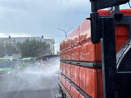 В Курске продолжают охлаждать асфальт