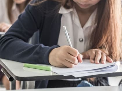 Девятиклассники сдают экзамены