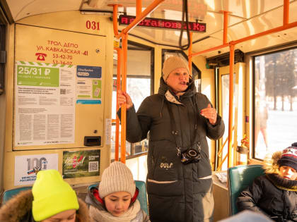 Юным пассажирам экскурсионного троллейбуса рассказали историю Курска