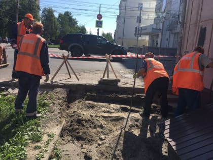 В Курске на пересечении улиц Золотой и Радищева обновляют тротуар