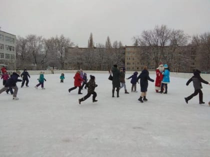 На стадионе школы № 48 залили каток