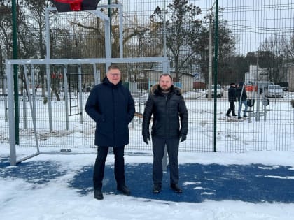 Роман Шевелев и Олег Лифинцев снова проинспектировали ход работ в сквере за кинотеатром «Ассоль»