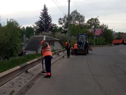 Курские дорожные службы приводят город в порядок. Ночью рабочими проведены мойка дорожного полотна и его механизированная очистка