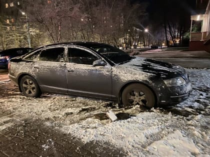 В центре Курска иномарка припарковалась почти на газоне