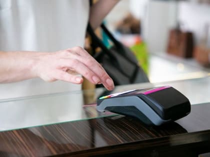 В Курской области в 280 торговых точках можно снять наличные на кассе