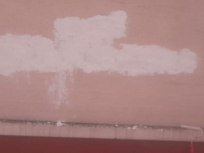 В Курске закрасили незаконные надписи