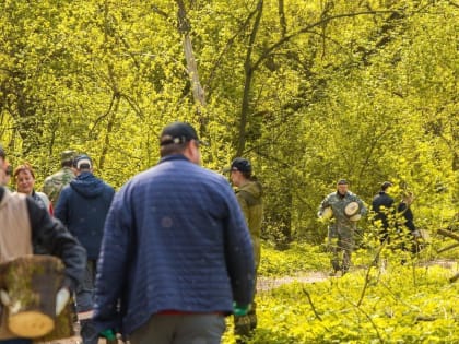 В городе активно проводятся субботники. Сегодня в урочище Солянка куряне не только трудились над благоустройством парка, но и поучаствовали в акции по заготовке дров для нужд военн