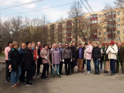 Сотрудники Минсельхоза убрали территорию в районе Энгельса