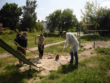 В Железнодорожном округе Курска привели в порядок бесхозяйную детскую площадку