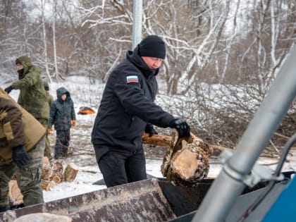 В Курске сегодня 150 волонтеров собрали 100 кубометров дров для военных