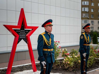 В школе № 60 открыли памятный знак «Героям Курской битвы»