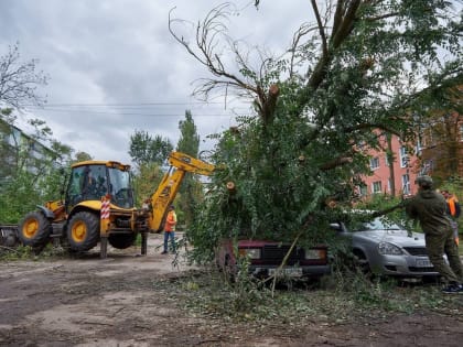 В Курске продолжают устранять последствия вчерашнего урагана