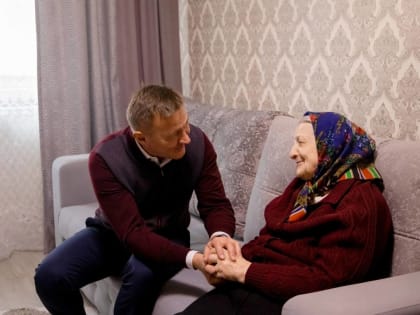 Роман Старовойт поздравил с 95-летним юбилеем ветерана труда Валентину Карнаухову