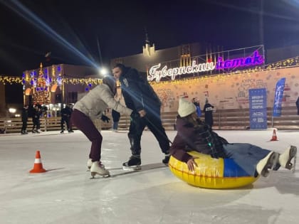 В Курске на Губернском катке рошёл фестиваль «Спортивная студенческая ночь»