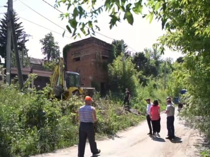 В Курске на пересечении улиц Тополиной и Верхней Казацкой наводят порядок