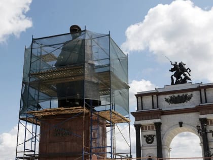 В курском парке «Патриот» ремонтируют памятник маршалу Георгию Жукову