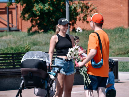 На Театральной площади прошла акция «Подари ромашку», посвященная Дню семьи, любви и верности