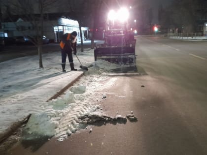 В Курске дорожные службы продолжают снегоуборочные работы.