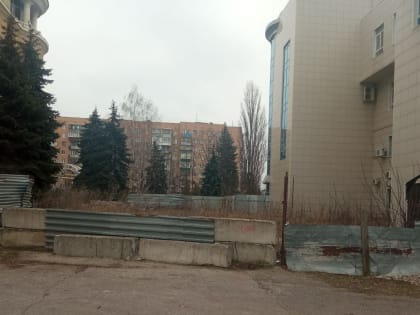 Площадку и заборы за гостиницей «Курск» привели в порядок