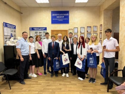 В местном отделении партии Железнодорожного округа подросткам вручили первые паспорта
