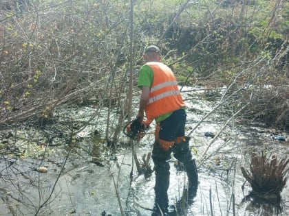 В Железнодорожном округе Курска расчищают водопропускные трубы и приямки