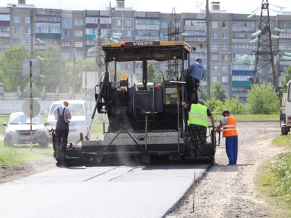На улице Планерной в Курске укладывают выравнивающий слой асфальта