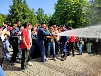 Железногорские спасатели приходят в детские лагеря