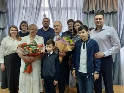 Супруги Калашниковы отметили «золотую» свадьбу.