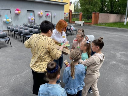 Единороссы подарили более 2500 тысячам детей мороженое в честь праздника