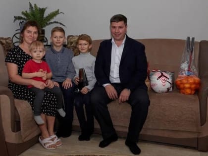 Заместитель главы Курска Николай Цыбин поздравил многодетную семью с Новым годом