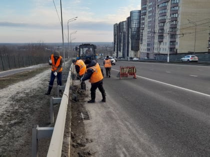 В Курске ведется уборка улиц и дорог