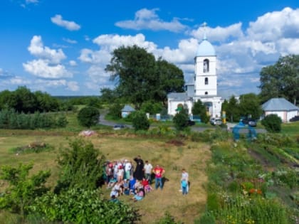 Палаточный лагерь в церковной ограде