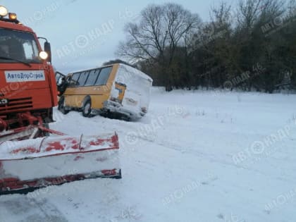 В Курском районе автобус с детьми слетел в кювет