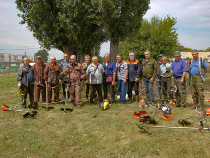Ветераны отлично потрудились на покосе травы в городе