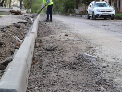 На проспекте Кулакова в Курске кладут выравнивающий слой асфальта