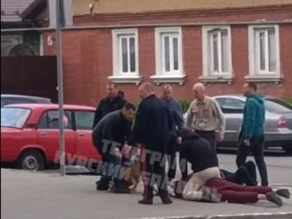 В Курске мужчина угрожал ножом прохожим на улице Запольной