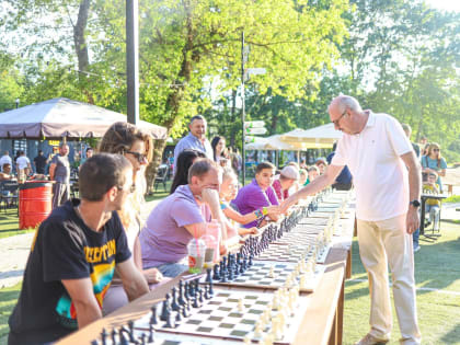 В Курске шахматист Олег Куликов одновременно сыграл с 53 соперниками