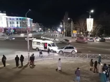 В центре Курска маршрутка попала в ДТП