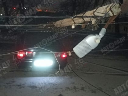 В Курске на улице Марата ВАЗ-2112 повалил 3 столба