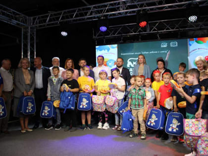 Сегодня курские единороссы вручили школьникам канцелярские принадлежности