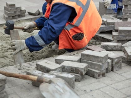 На улице Дзержинского ремонтируют тротуар