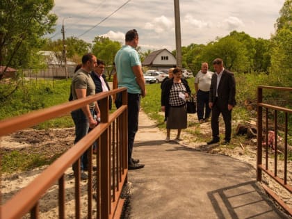 На улице Коммунистической в областном центре дорожники отремонтировали пешеходный мост
