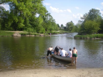 На городских пляжах появились первые отдыхающие, в том числе с детьми