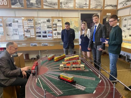 Молодогвардейцы посетили музей Курского городского электрического транспорта