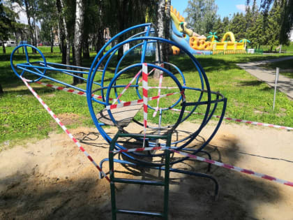В Курске в парке на улице Союзной закрепили детскую конструкцию