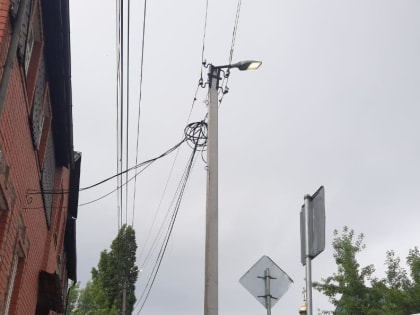 На перекрёстке улиц Кузнечная и Семеновская починили фонарный столб