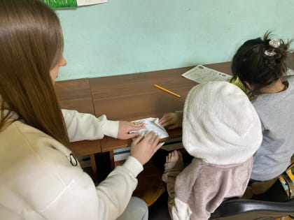 В преддверии 80-летия победы в Сталинградской битве специалисты городского молодёжного центра «Гелиос» провели для детей из пунктов временного пребывания мастер-класс по изготовлен